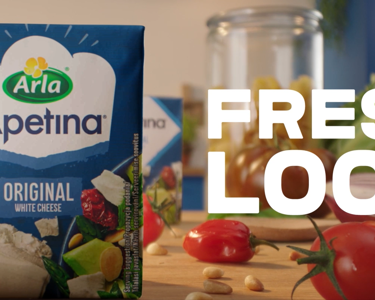 Apetina original hvitost plassert på bord med grønnsaker i bakgrunnen